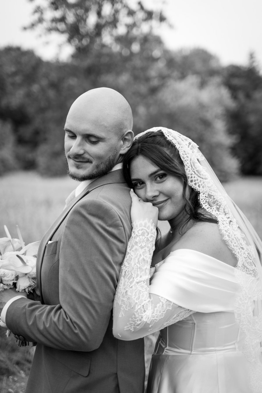 Portrait noir et blanc d’un couple de mariés