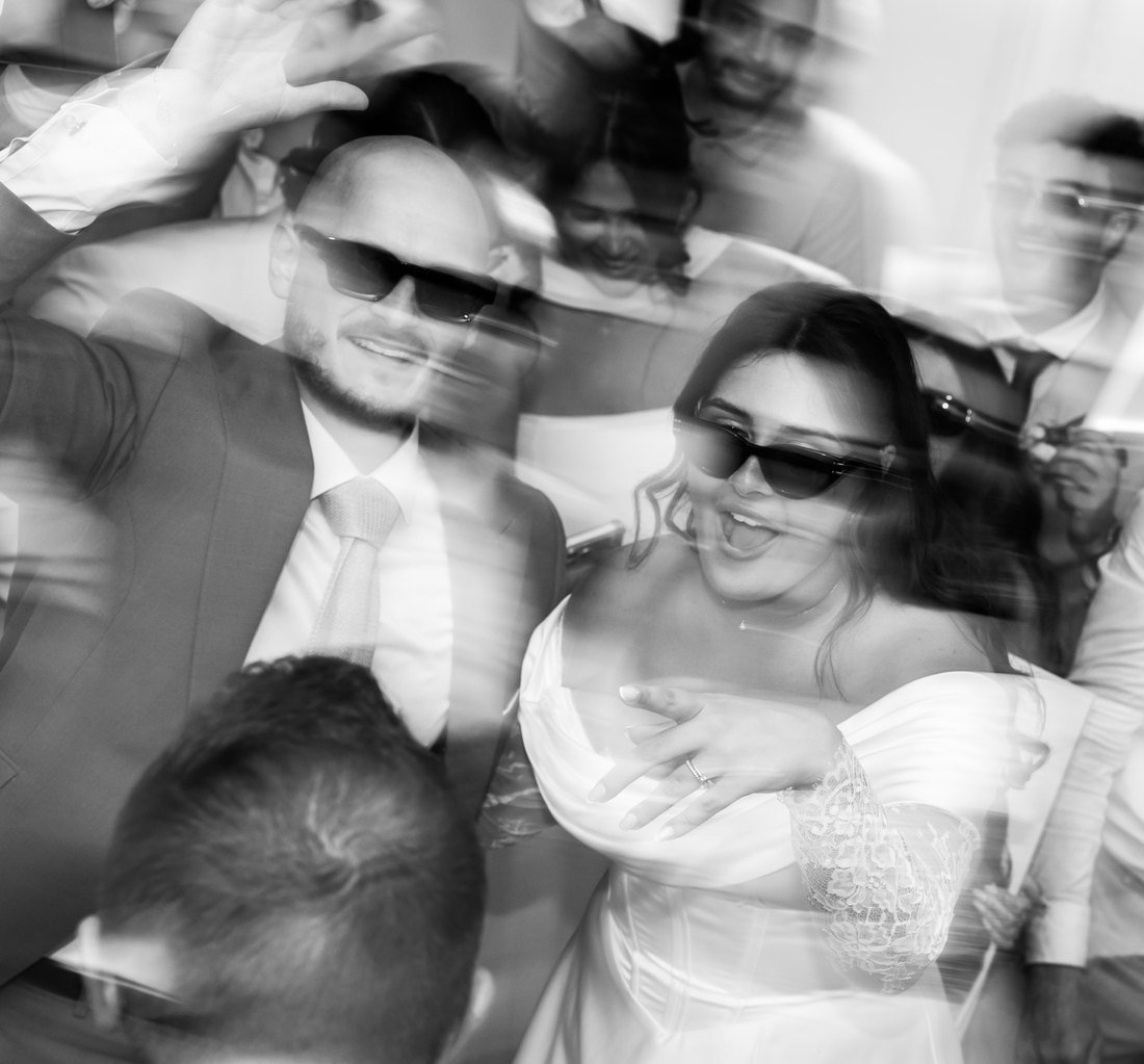 Moment festif de mariage en noir et blanc